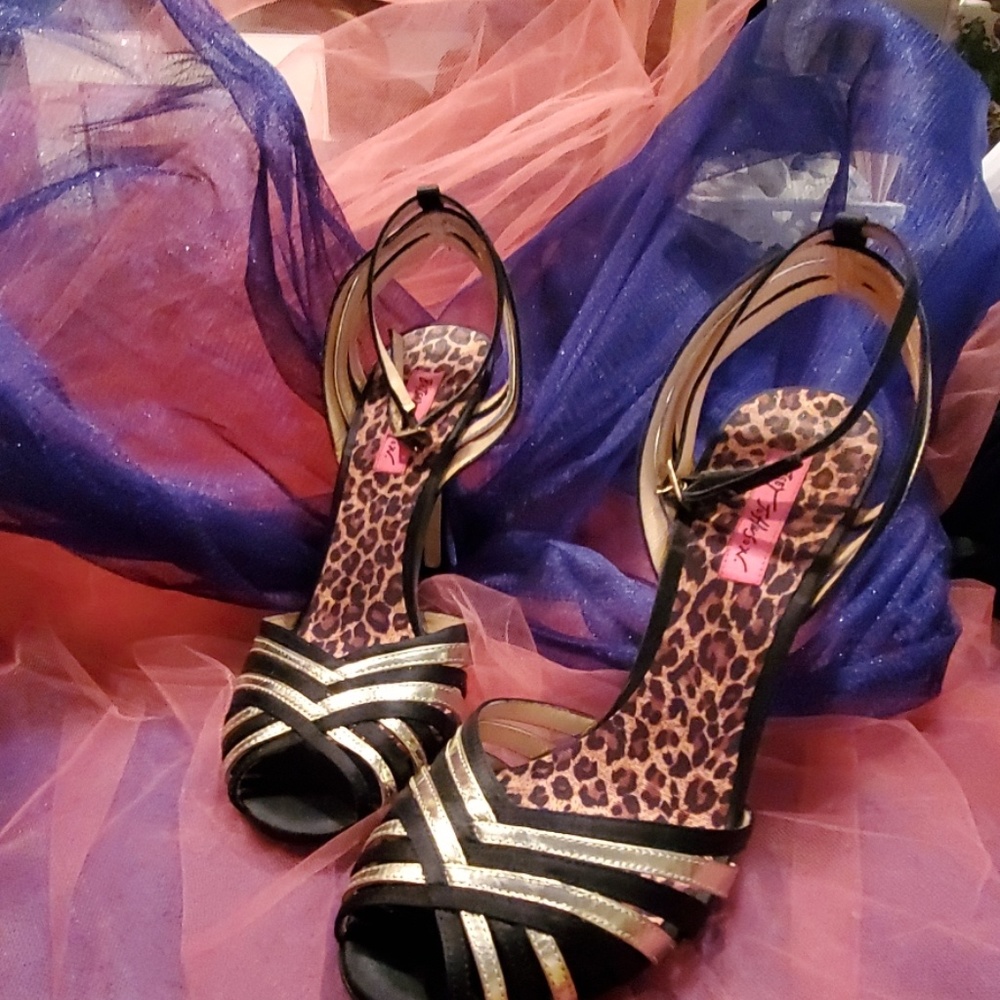 Betsey Johnson satin pumps
